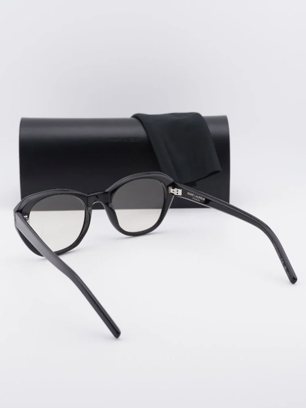 Saint Laurent model sl604